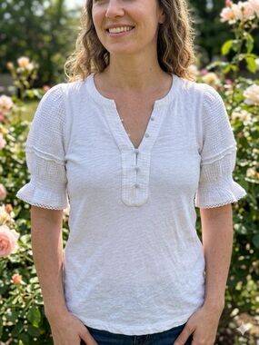 Wonderly White Textured V-Neck Short Sleeve Top; size small